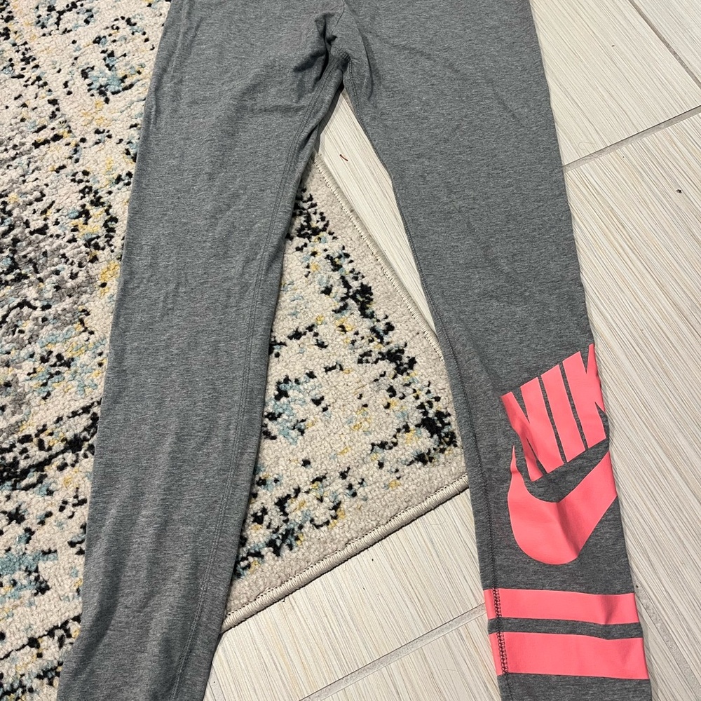 Nike Kids Leggings in Gray with Pink Logo